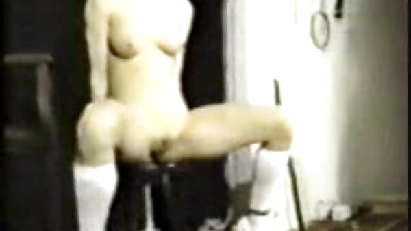Убавата заводничка Ешли Адамс го покажа сочниот задник и големите гради