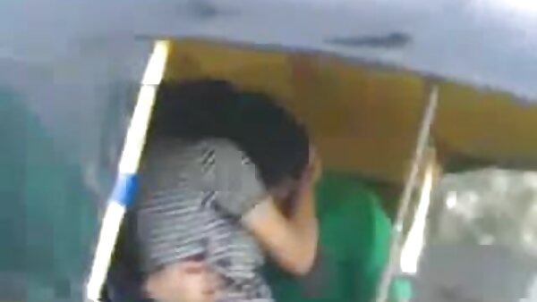 Пленот црна коса курва силно го уништи нејзиниот влажен twat во кучешка поза