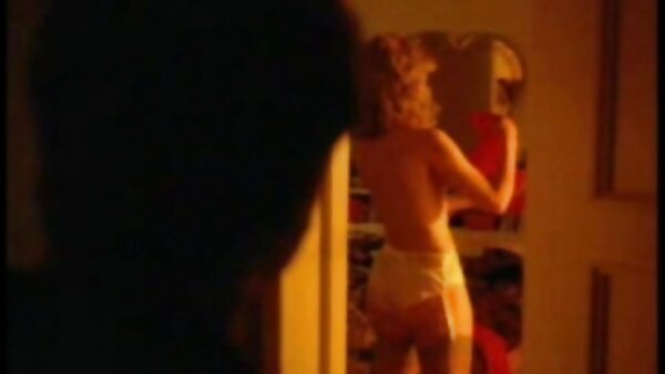 Ненаситната русокоса MILF Камерон е двојно навлезена во хардкор групно ебам видео