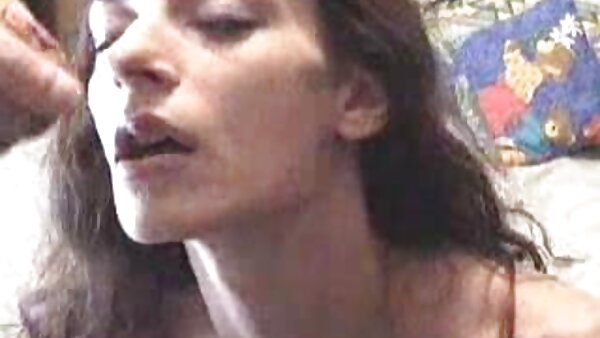 Жедна за оргазам откачена бринета Натали Харт ја јаде пичката од лезбо