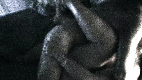 Неверојатната русокоса курва Џенифер Лав се буши длабоко во дупката за задникот. ММФ