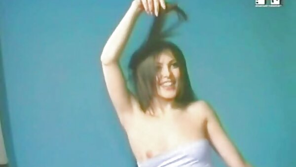 Лесната транссексуална манекенка Натали Соуза си игра со својот кур