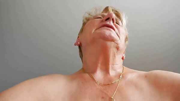 Латино шик врзан и обесен до таван во жешко БДСМ секс видео