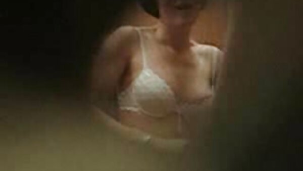 Импресивно секси лезбо Ава Адамс ужива во лижење на мократа пичка